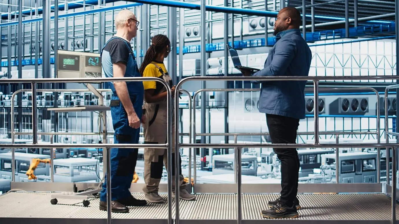Inversor visitando una planta de paneles solares de Industria 40 y hablando con ingenieros.