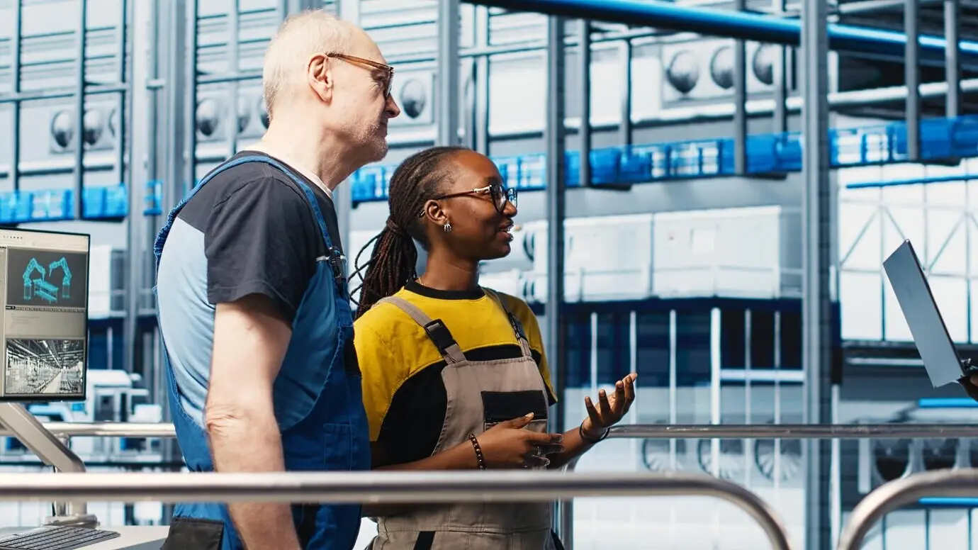 Un inversor visita una planta de paneles solares de Industria 4.0 y habla con ingenieros.